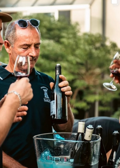 photo d un homme tenant un verre de vin