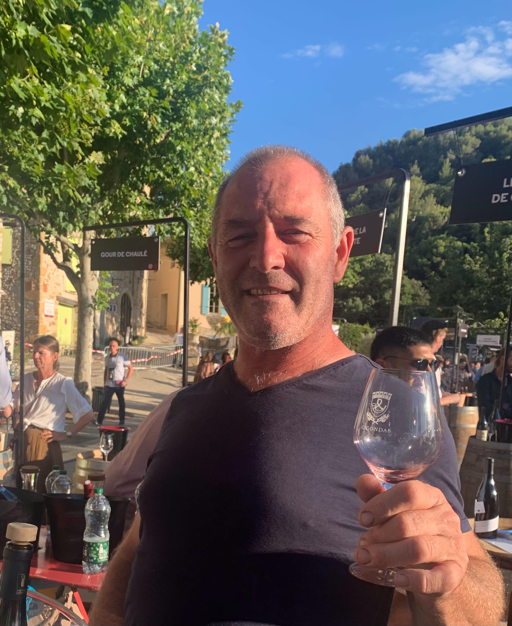 photo d un homme tenant un verre de vin